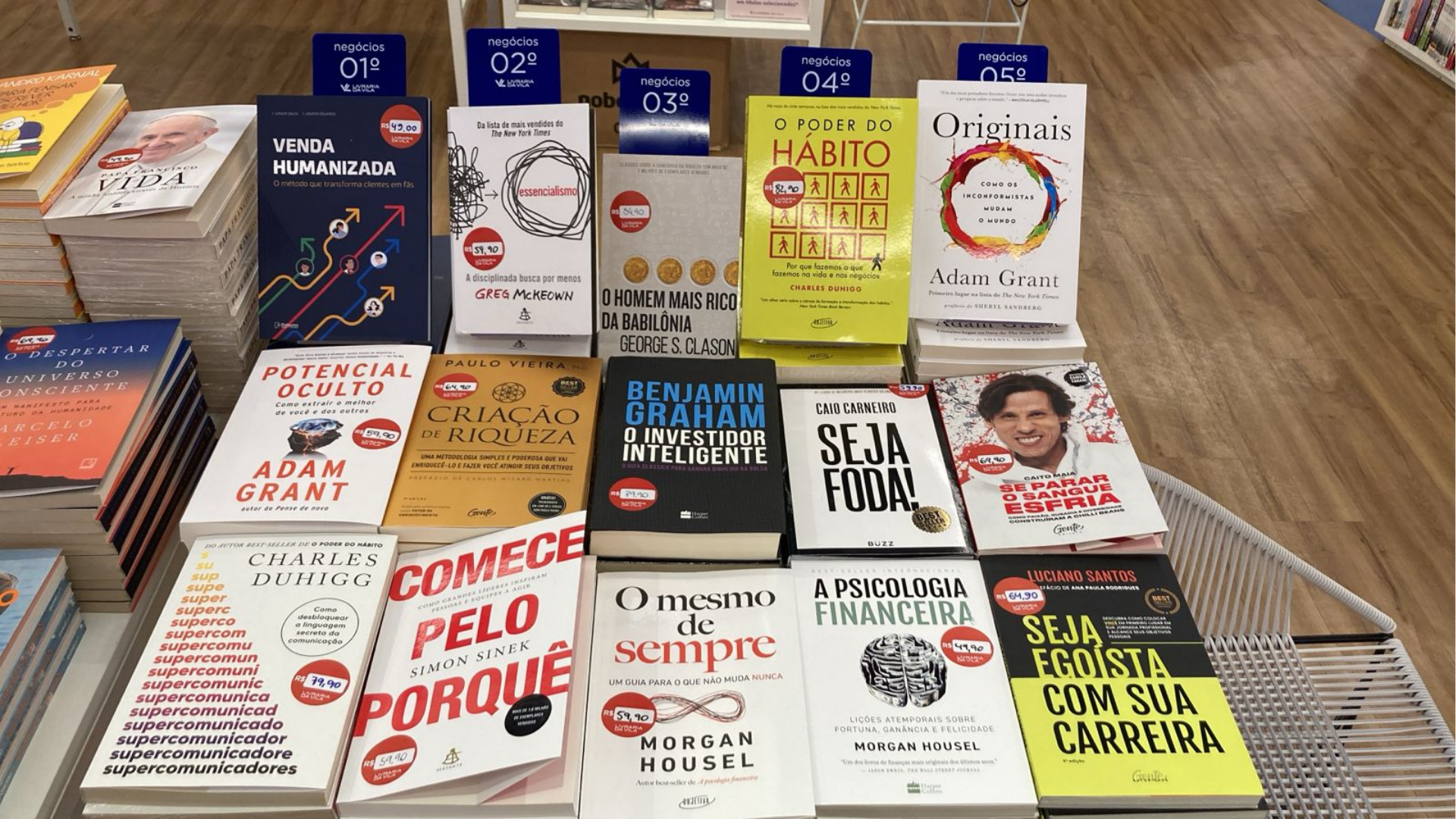 Livro Venda Humanizada de Junior Sales em 1º lugar no Top 5 Negócios da Livraria da Vila, ao lado de Essencialismo, O Poder do Hábito, Originais e outros best sellers internacionais